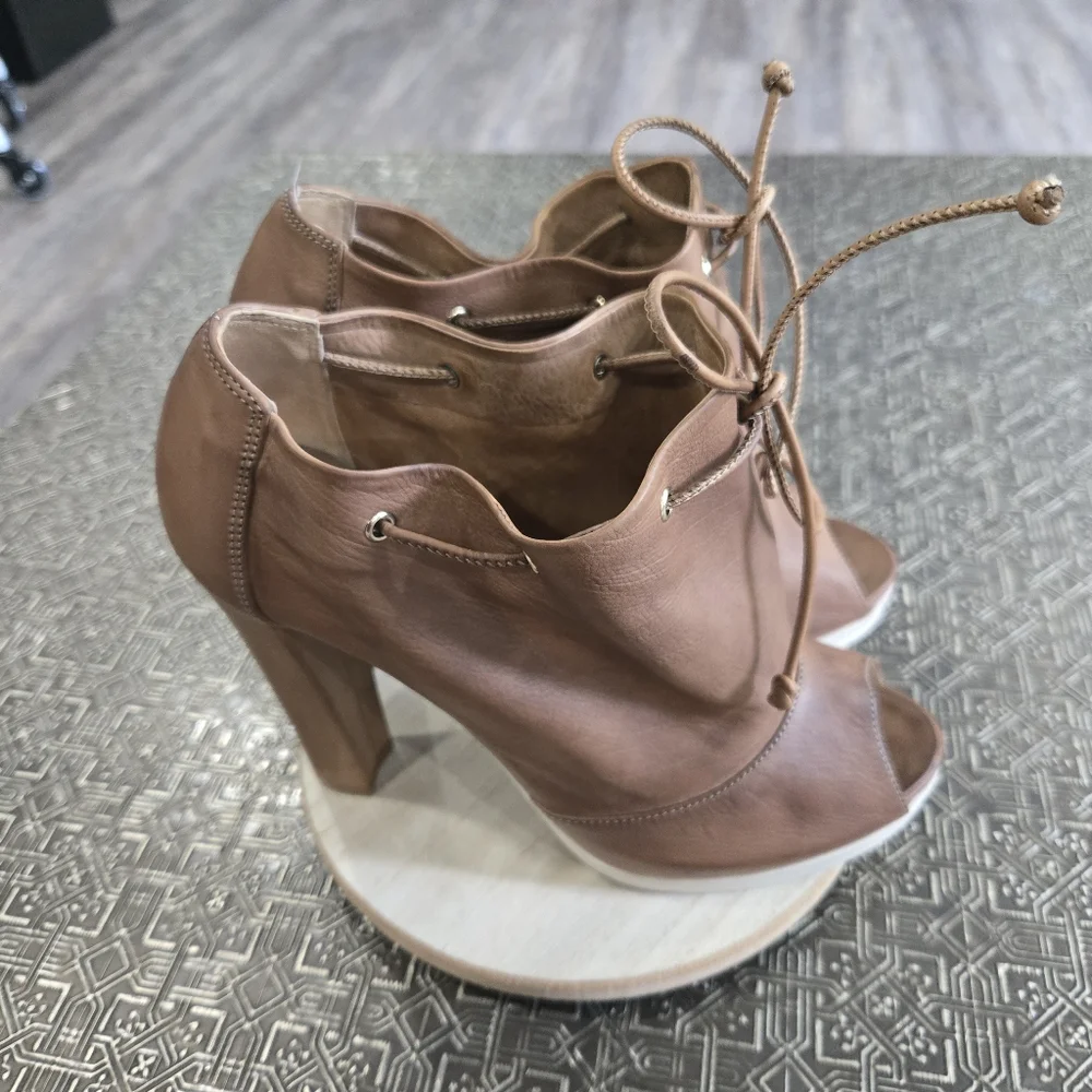 🐢 Fendi Peep Toe Heels 4.5" Soft Leather! Size 38EUR 7.5-8 US - Picture 15 of 17